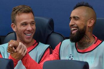 ¿Más opciones para Vidal? Arthur informó al Barcelona que se va a la Juventus