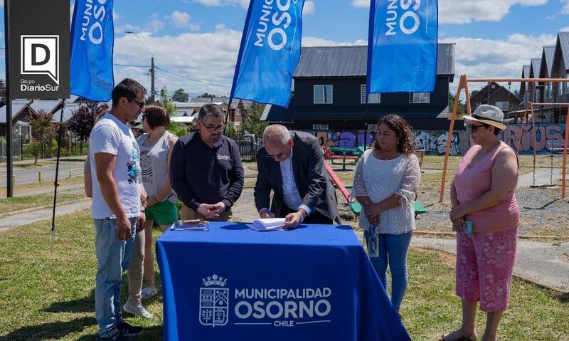 Autoridades y vecinos presentes en la firma de compromiso.