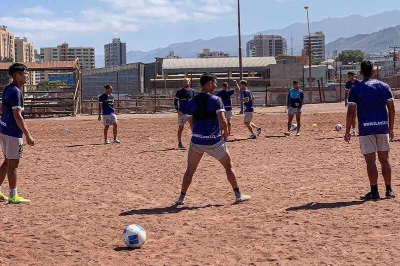 Los Pumas entrenaron en cancha de tierra. Foto: @deportesantofagasta en Instagram.