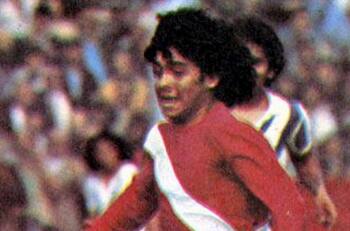 ¿Cuándo y dónde fue el debut de Diego Armando Maradona en el fútbol profesional?