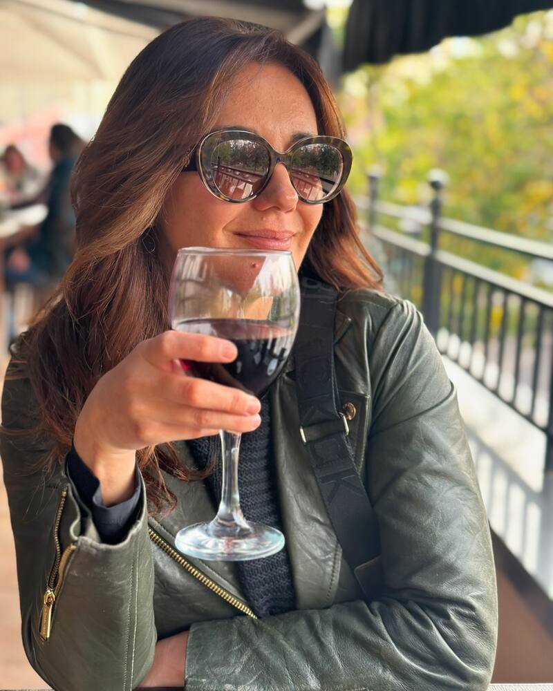 Priscilla Vargas disfrutando de un vino