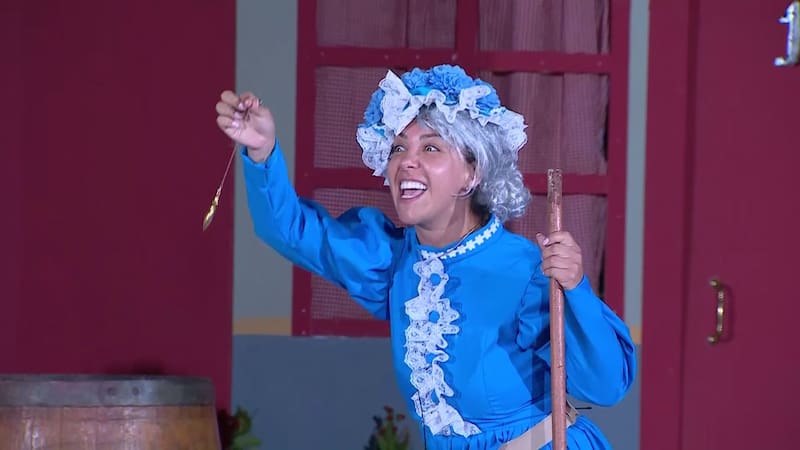como "Doña Clotilde" en "Ganar o Servir". Créditos: Canal 13