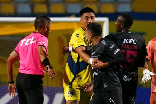 El jugador de Independiente del Valle Matias Fernandez es expulsado