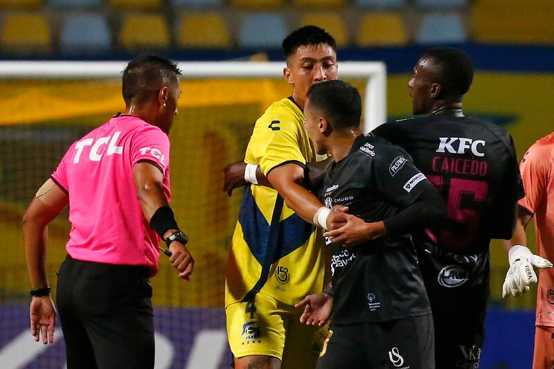 El jugador de Independiente del Valle Matias Fernandez es expulsado