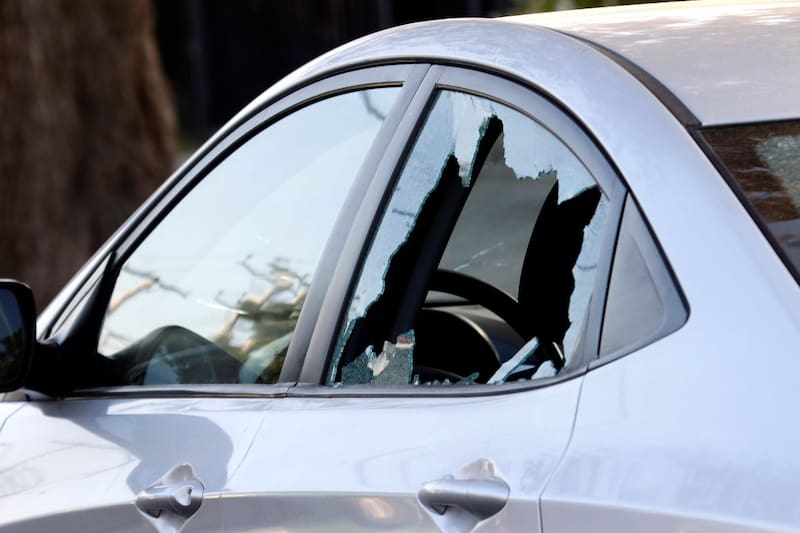 Las policías realizan las pericias correspondientes para dar con el paradero de los delincuentes. Foto: ATON.