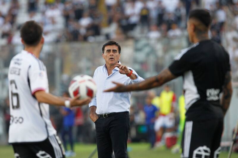 Gustavo Quinteros dando indicaciones en Colo Colo. Foto: Aton