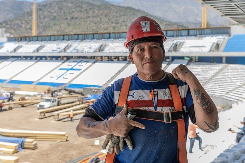 luce orgulloso su camiseta de la UC en el Claro Arena. Foto: Felipe Escobedo.