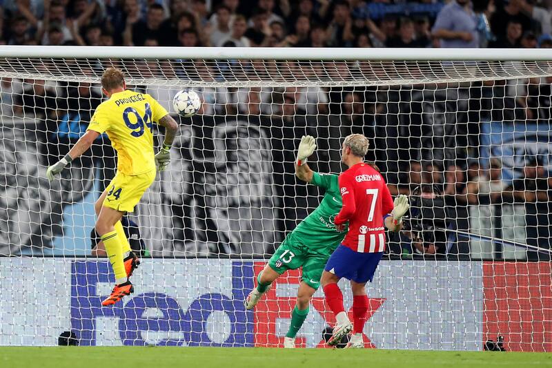 marcando de cabeza por Lazio ante Atlético Madrid en Roma (Foto: Champions League)