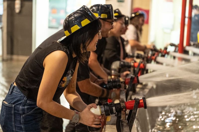Vuelve a ser un niño jugando en KidZania durante la noche de amigos.
