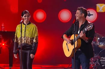 “Lo pasé mal”: Javiera Mena recuerda cuando olvidó la letra de “Corazón Partío” al lado de Alejandro Sanz en el Festival de Viña