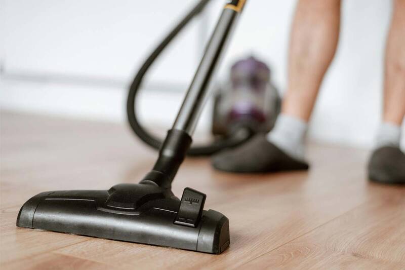 Mantener nuestro hogar limpio reduce la posibilidad de desarrollo alguna enfermedad causada por virus o bacterias.