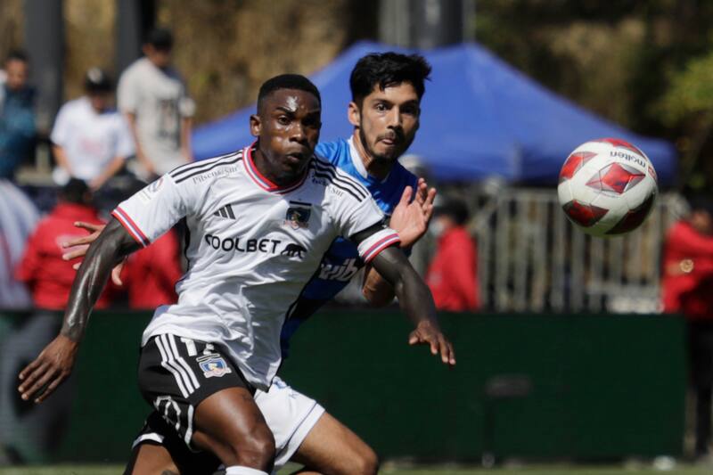 jugando con la camiseta de Colo Colo en el Campeonato Nacional (Foto: Aton)