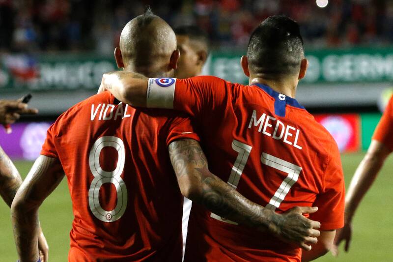 Gary Medel junto a Arturo Vidal en La Roja.