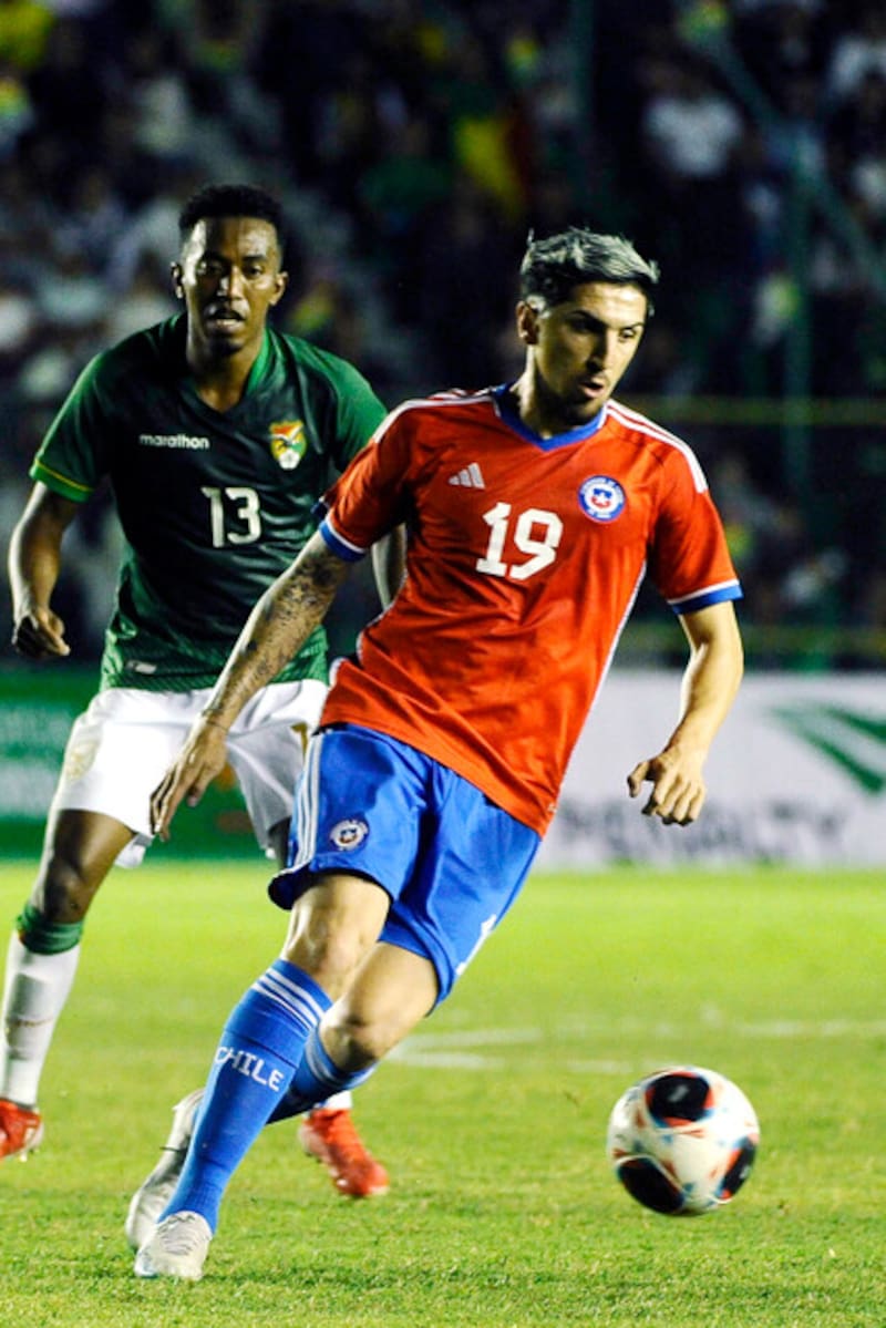 El mediocampista Diego Valdés en el partido entre La Roja vs. Bolivia. Foto: Aton.