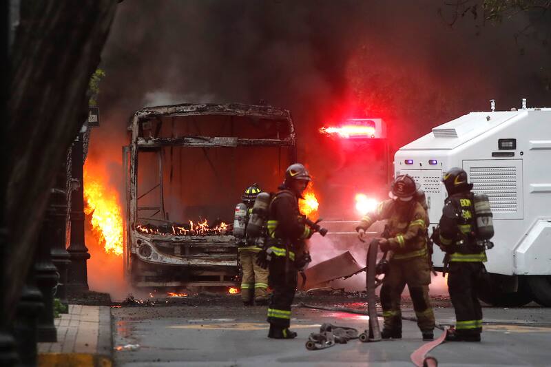 A raíz de esta acción, Carabineros ingresó al Liceo de Aplicación en busca de posibles responsables.