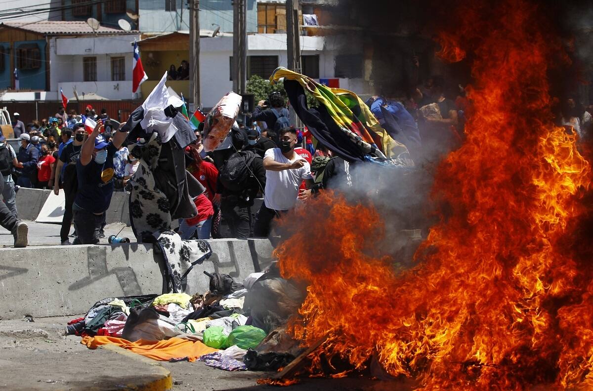 VIDEO | Manifestantes quemaron pertenencias de migrantes durante protesta en Iquique