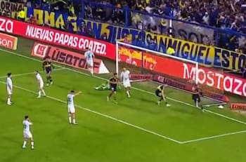 Con un chileno en cancha: el gol que le dio el empate a Boca Juniors frente a Racing