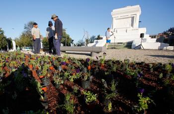 VIDEO | Así se inició la plantación de flores para remodelar la Plaza Baquedano