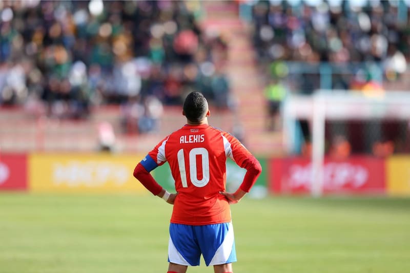 Alexis Sánchez, durante el partido de La Roja ante Bolivia, en El Alto. Foto: EFE.