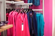 Tienda de ropa anuncia su cierre definitivo con remate de hasta el 60% de descuento: Ubicación y horarios para comprar