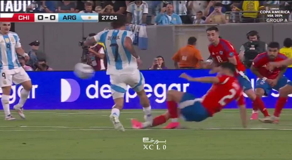 La plancha de Rodrigo de Paul contra Gabriel Suazo ni siquira fue sancionada como falta por el uruguayo Andrés Matone.