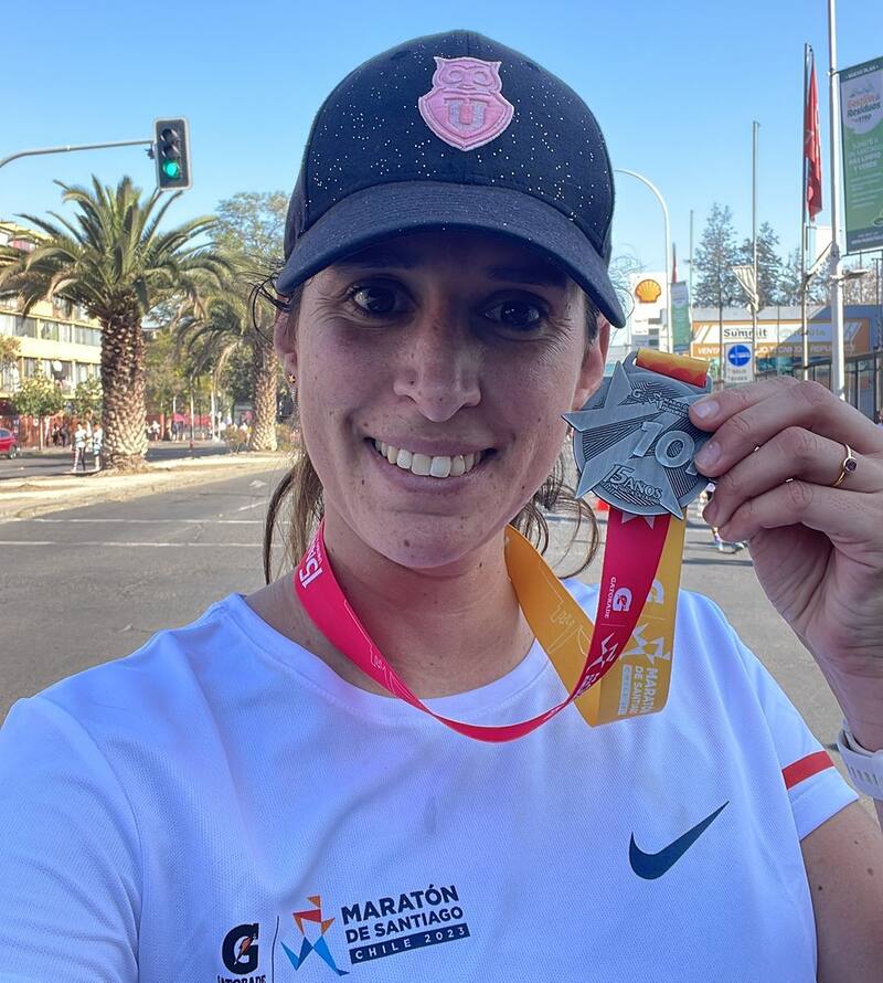 Hija de Federico Valdés y fanática de la U, con el gorro de Universidad de Chile.