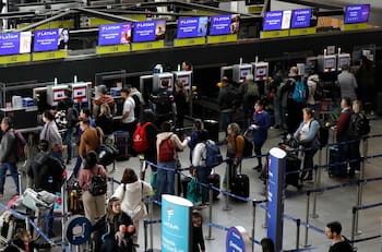 Denuncian que un taxista cobró casi $7 millones de pesos a una holandesa por traslado desde el Aeropuerto de Santiago