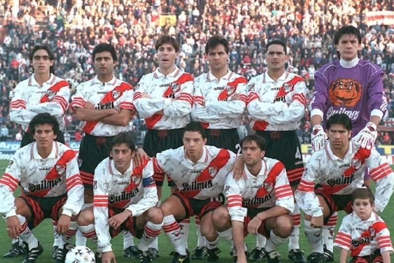 Formación de River Plate en 1996, con Germán Burgos como arquero. El Mono tiene sus brazos apoyados sobre los hombros de Marcelo Salas, quien en ese equipo era una megaestrella.