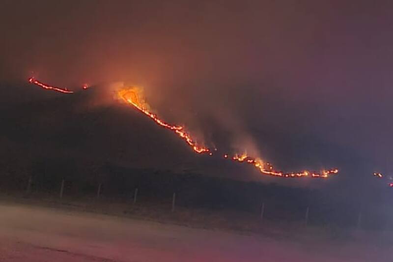 Las llamas se desataron en una zona de pastizales secos en Santa Filomena.
