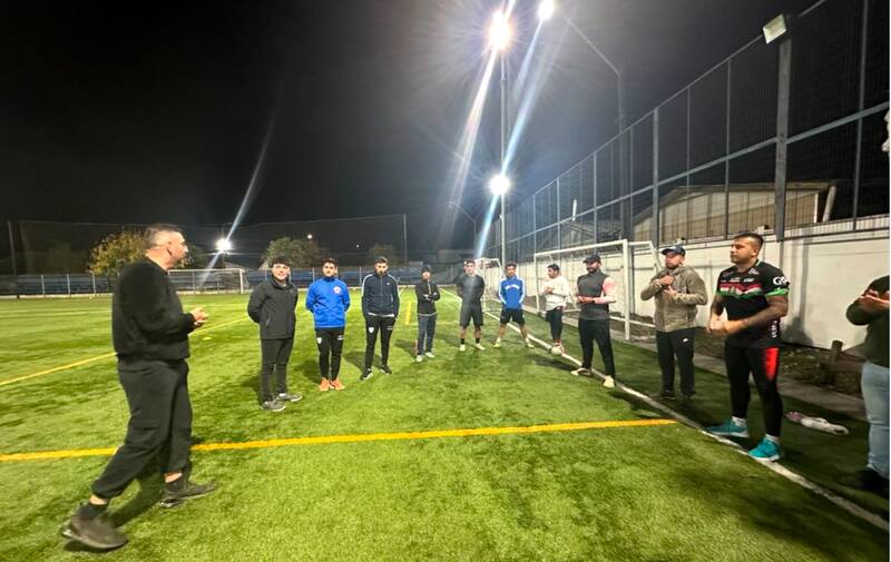Jaime García dándole una charla a los jugadores de Deportivo Lucero. Foto: Dimensión Deportiva.