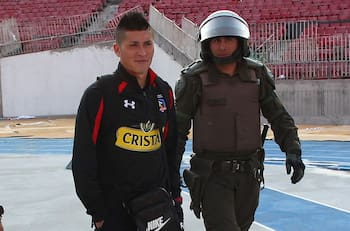 Ganó un Superclásico con Colo Colo, fue detenido por pisar una bandera de la U y se retiró del fútbol en silencio