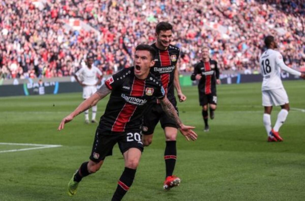 Hinchas del Bayer Leverkusen piden la continuidad de Charles Aránguiz