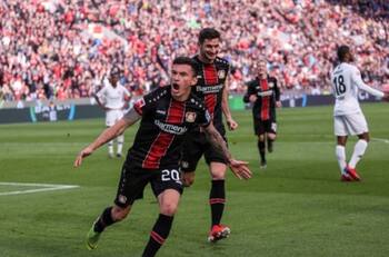 Hinchas del Bayer Leverkusen piden la continuidad de Charles Aránguiz