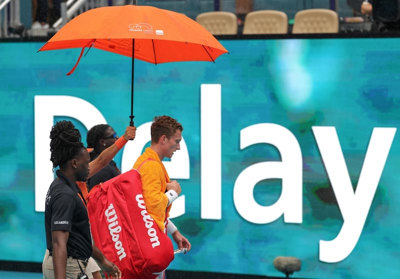 Vuelve al camarín tras la suspensión momentánea de la final en Miami. Foto: Aton.