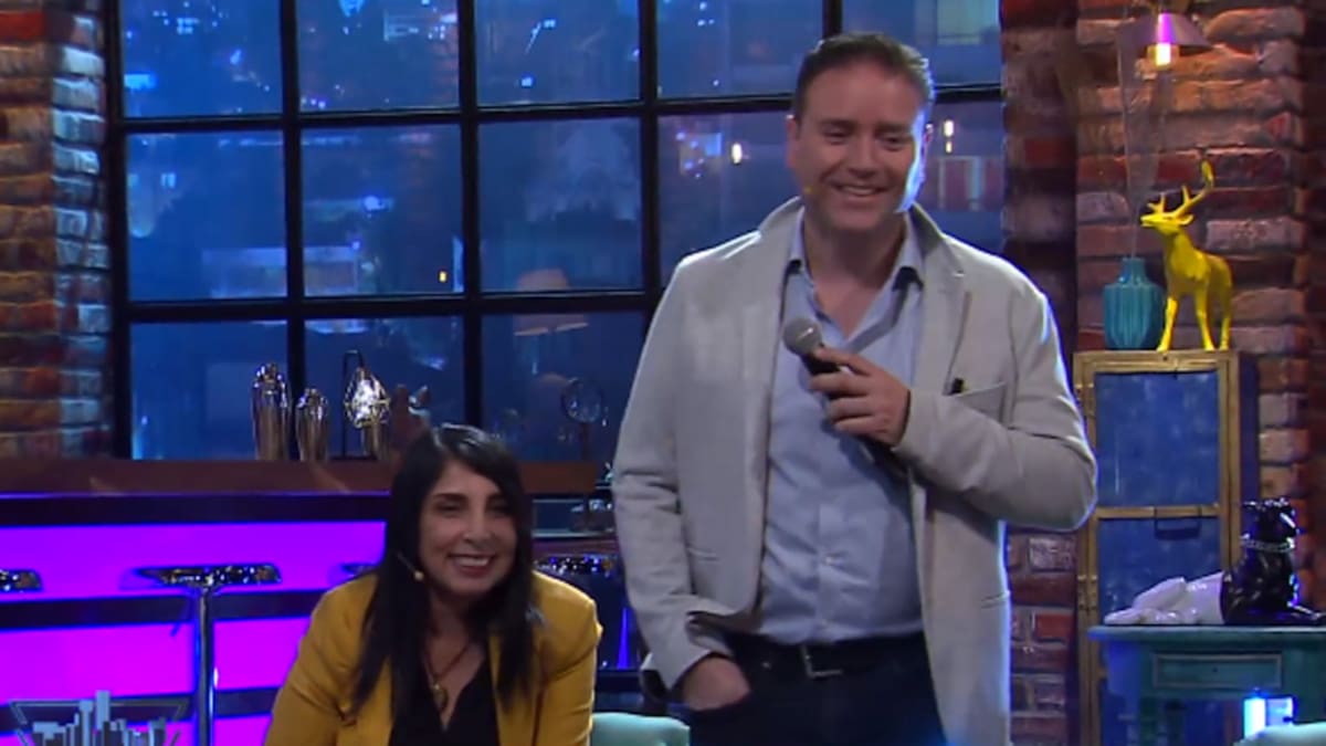 Karla Rubilar y Christian Pino improvisaron un romántico karaoke en "Sigamos de largo"