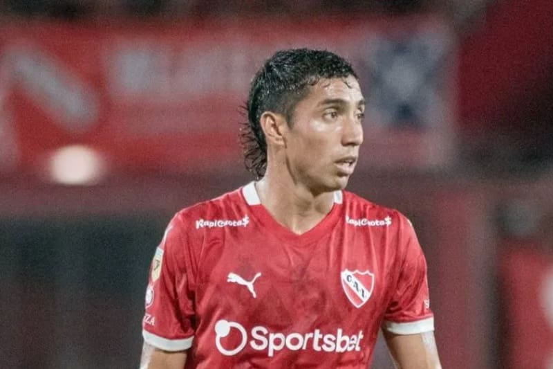 El chileno con la camiseta de Independiente.