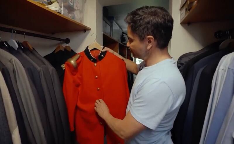 El exalcalde mostró su uniforme de bombero. Créditos: Captura CHV