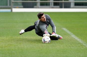 Thibaut Courtois desmiente a exdirectivo del Barcelona: "Nunca tuve acuerdo con el equipo"