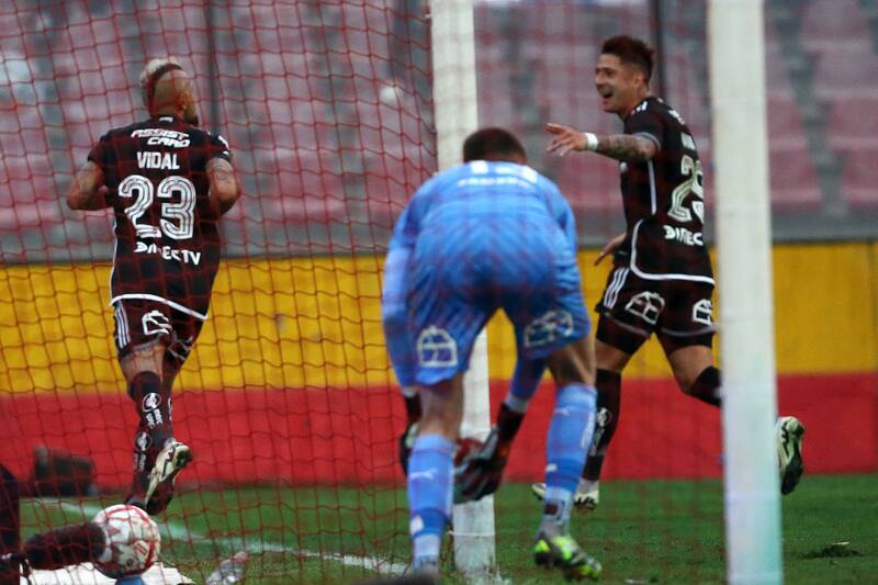 Arturo Vidal celebrando su gol frente a Universidad Católica.