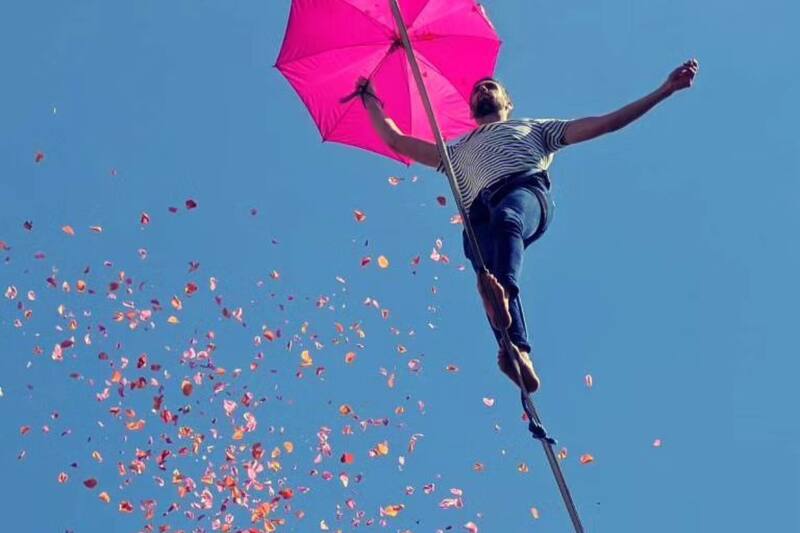 Santiago se sorprenderá durante los primeros días del año con el equilibrista Nathan Paulin cruzando sus cielos.