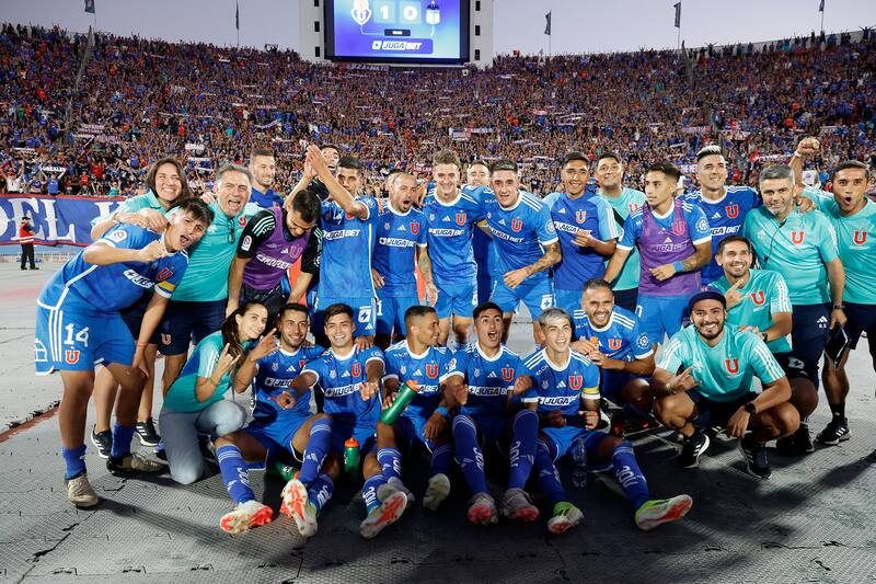 Los jugadores de Universidad de Chile , celebran triunfo