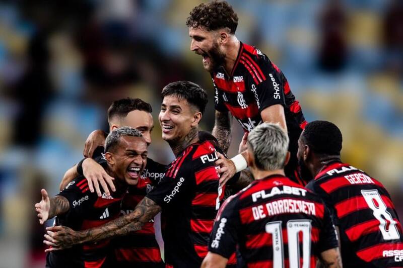 junto a sus compañeros del Flamengo.