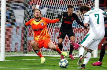 La tremenda atajada de Oblak ante el Lokomotiv por la Champions League