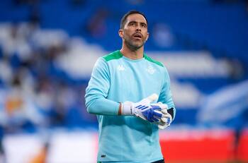 FOTO | Platinado total: el nuevo look que Claudio Bravo lució en el Real Betis