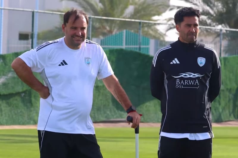 El exvolante junto al Coto Sierra en Qatar.