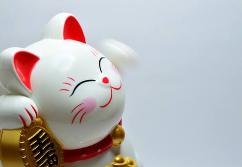 El gato de la suerte o Maneki-neko, tradicional de la cultura japonesa, nos recuerda la importancia de ser hospitalarios y de darle la bienvenida a los demás | Foto: Befunky