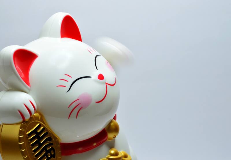 El gato de la suerte o Maneki-neko, tradicional de la cultura japonesa, nos recuerda la importancia de ser hospitalarios y de darle la bienvenida a los demás | Foto: Befunky