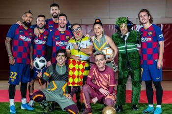 Arturo Vidal compartió con el staff del Cirque Du Soleil