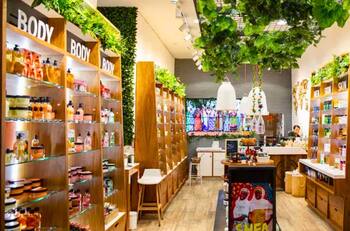 Popular tienda de cuidado personal con presencia en Chile se declara en bancarrota y cierra abruptamente sus tiendas