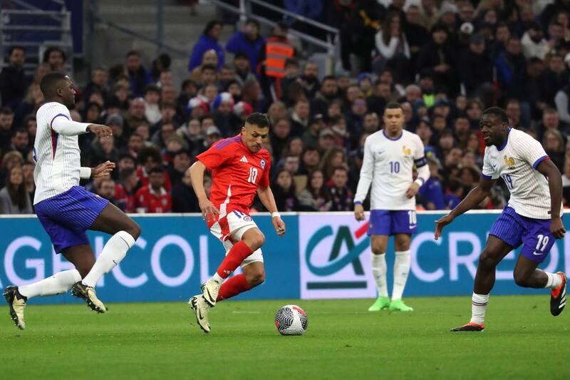 Les Bleus vencieron a La Roja en Marsella y el festejo posterior, al parecer, estuvo bien regado. Foto: Agencia Aton.